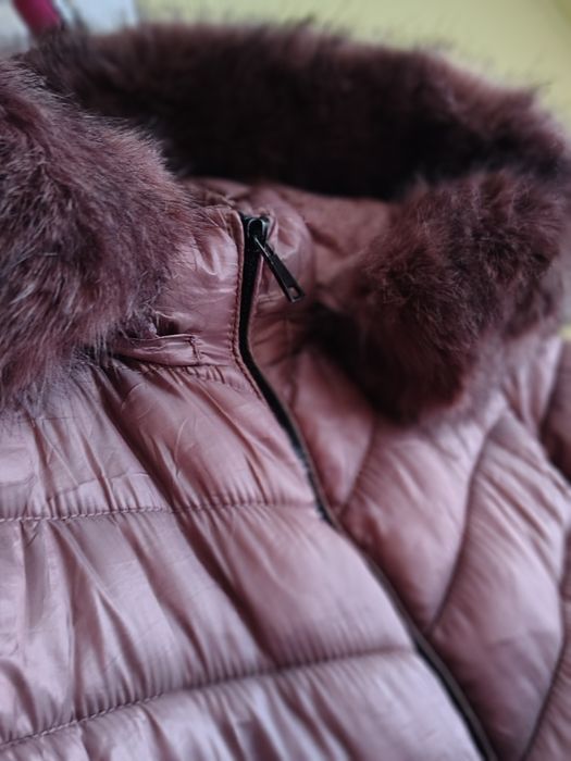 Дамско късо яке с пух на качулката