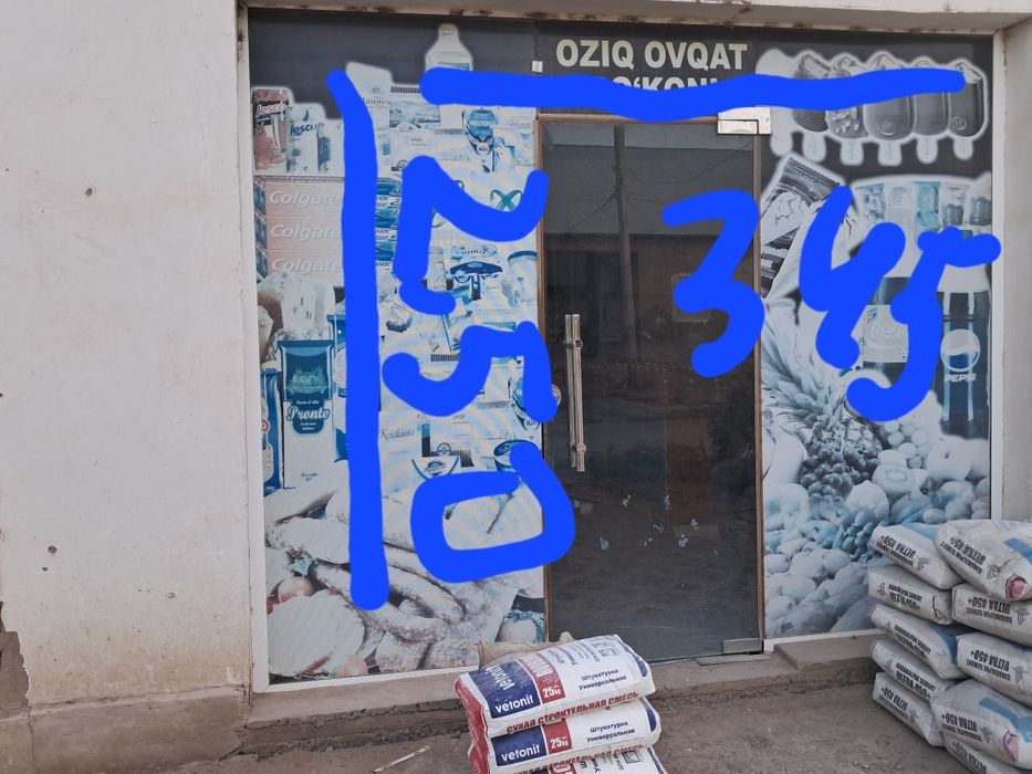 Magazin eshigi oynali