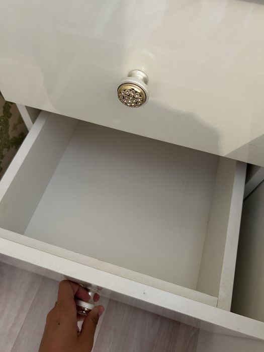 кровать с тумбочками в спальню