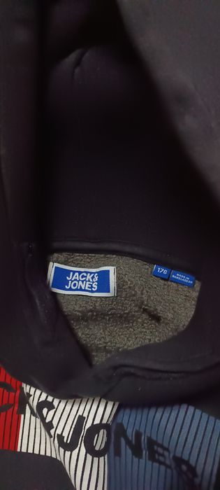 Продавам оригинален суичер на Jack Jones