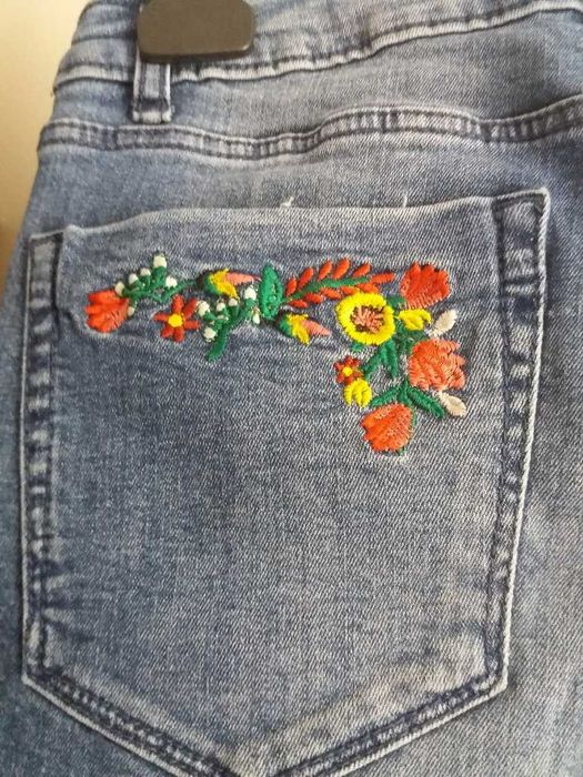 Blugi Kiabi Skinny fit - broderie flori/cocor