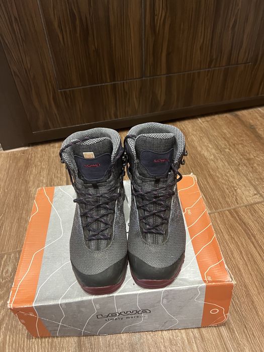 Обувки Lowa