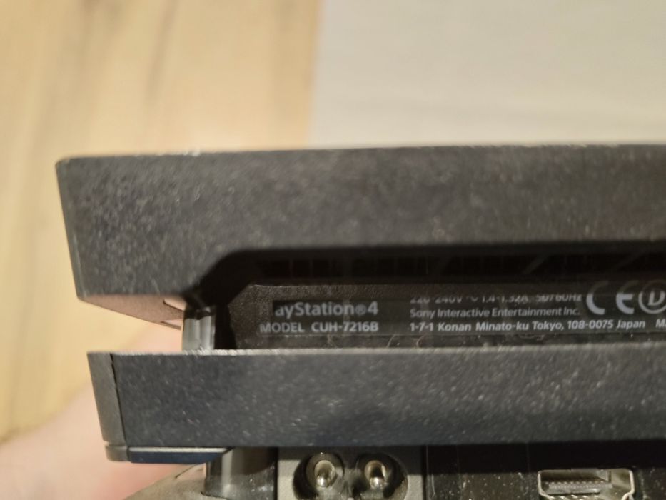 PS4 Pro + два контролера+ зарядна станция + 2 игри