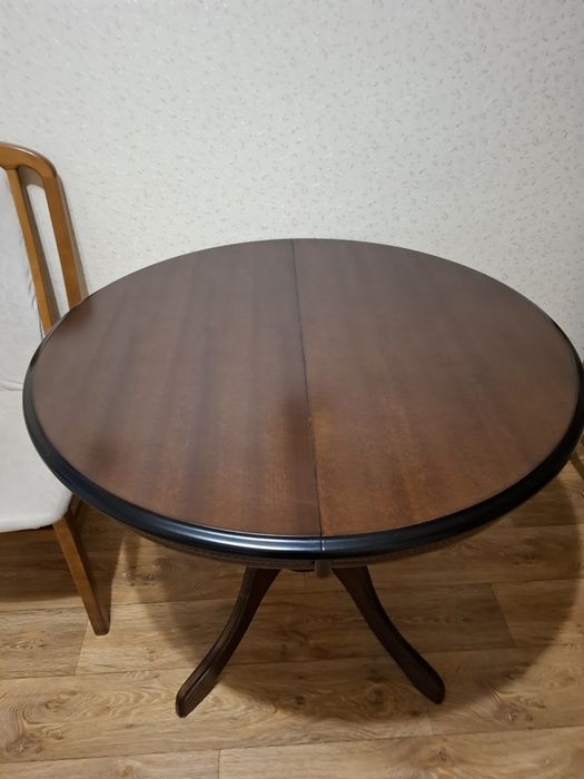 Продам стол обеденный