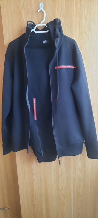 Costum trening Prada este negru bumbac material anti transpiratie.