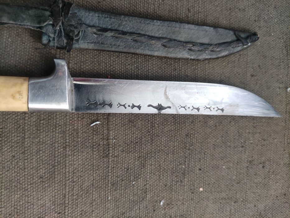 Продавам ножче с кания и рогова дръжка