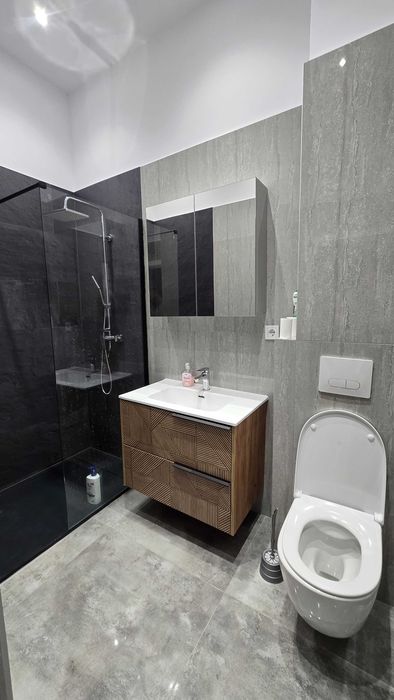 Închiriez apartament nou cu 3 camere