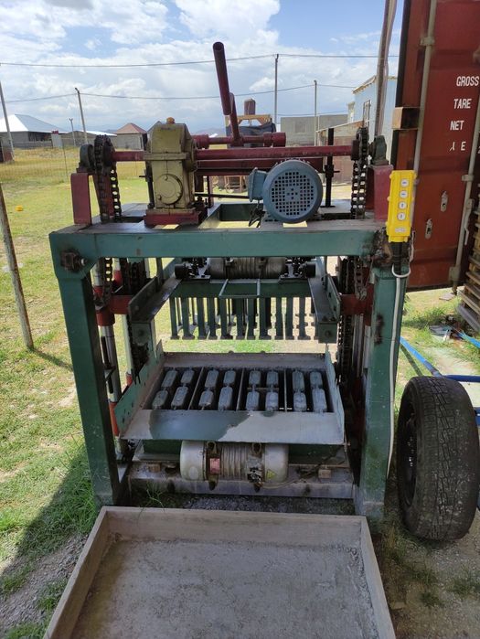 Станок по производству пескоблоков.