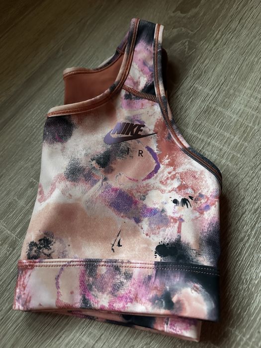 Bustiera colorata Nike in stare ff buna. purtata de putine ori