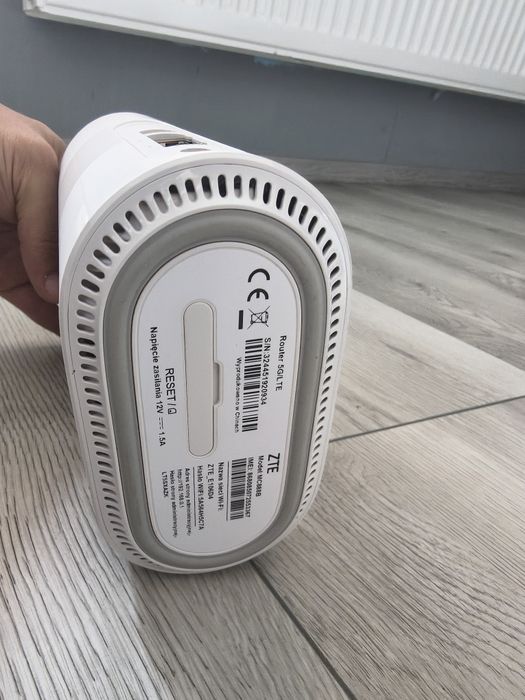 De vânzare router ZTE MC888 5G/LTE liber de rețea, la cutie, cu accesoriile incluse.