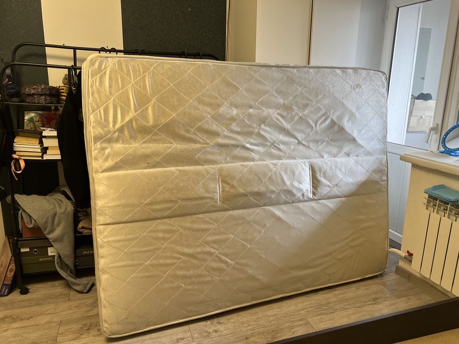 Кровать с матрасом