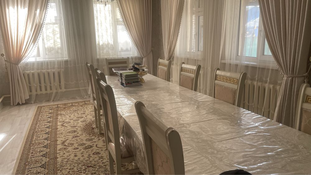 Мебель и люстры стол стулья