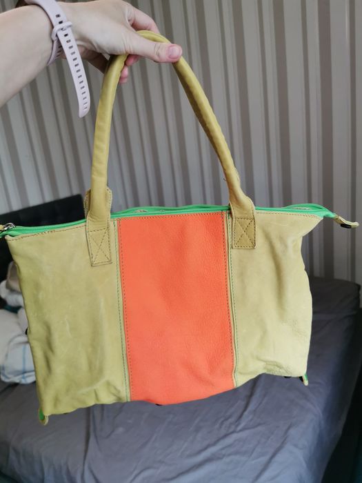 Нови дамски кожени чанти.