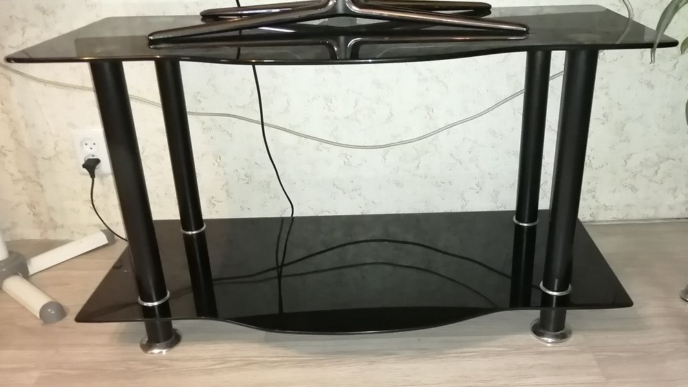 Продам тумбочку стеклянную