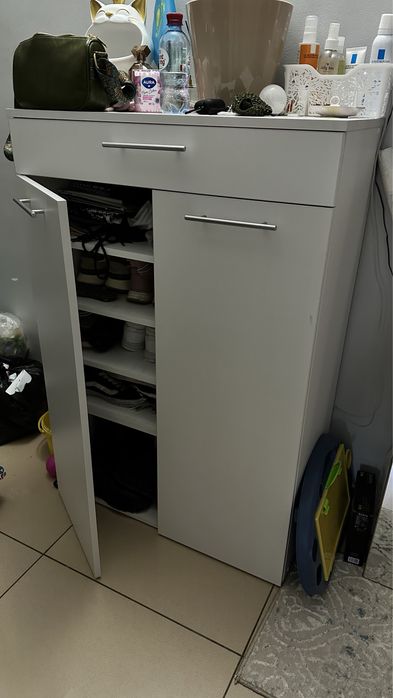 Шкаф белого цвета