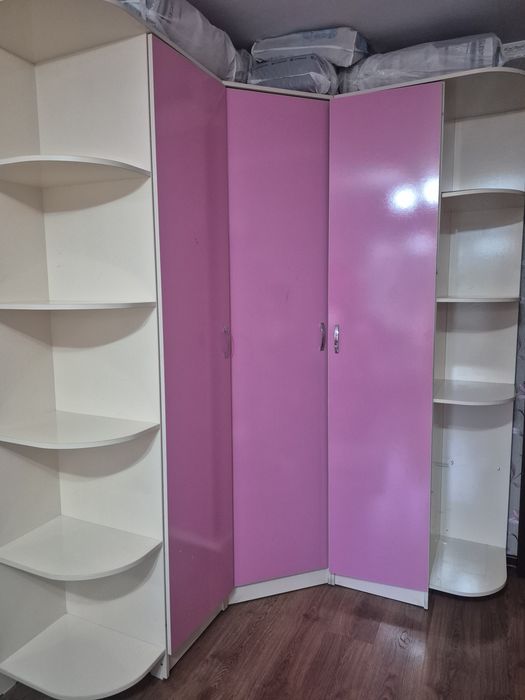 Розовый компактный шкаф