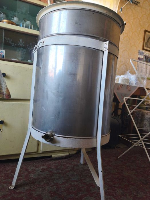 Продавам пчеларска центрофуга