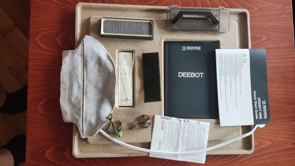 Прахосмукачка робот Deebot с  миене на пода.