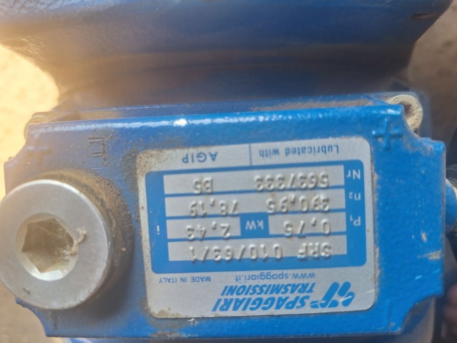 Vând motoare cu reductor