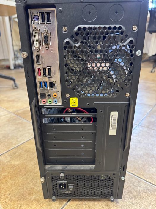 ЛОТ Хардуер (Кутия CM, Захранване FSP Aurum, Вентилатори и др.)