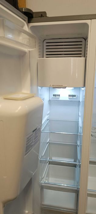 Продавам двукрилен хладилник