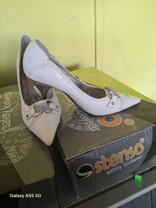 Обувки висок инисък ток