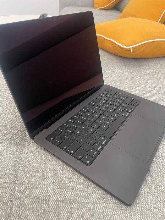 Apple MacBook Pro 14" M3 Pro - Performanță Excepțională