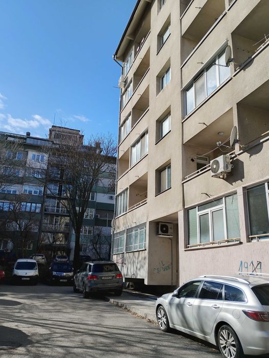 Продавам тристаен апартамент