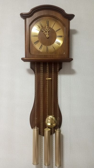 Классические старые настенные часы с боем