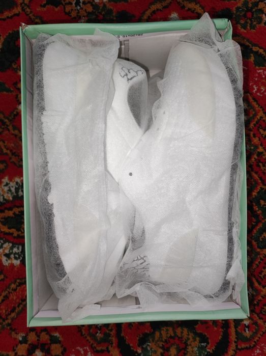 Новые кроссовки 40 размера