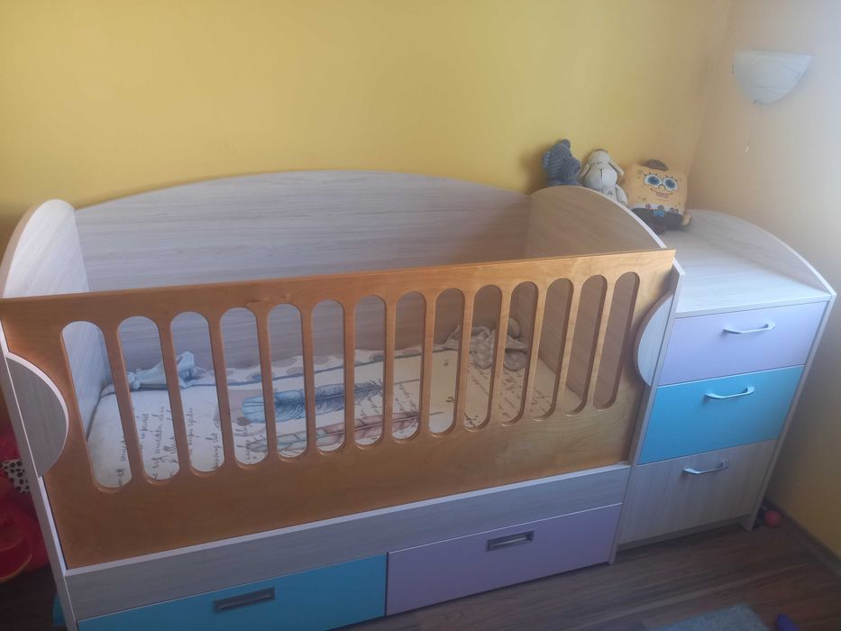 Стилна бебешка кошара + повивалник и шкафчета