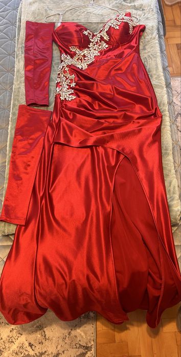 Rochie rosie pentru evenimente