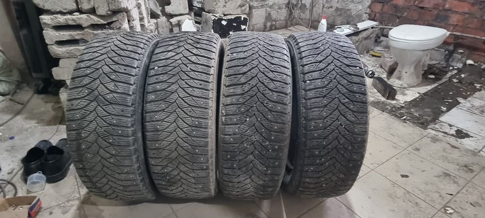 Продам шипованные шины Triangle 215/55 R17