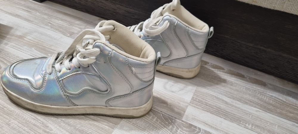 Високи кожени кецове