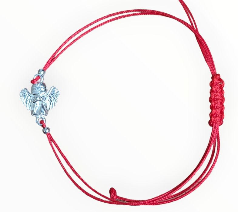 Червен конец със сребърни фигурки