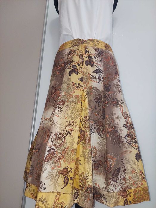 Fustă in clos cu fir auriu