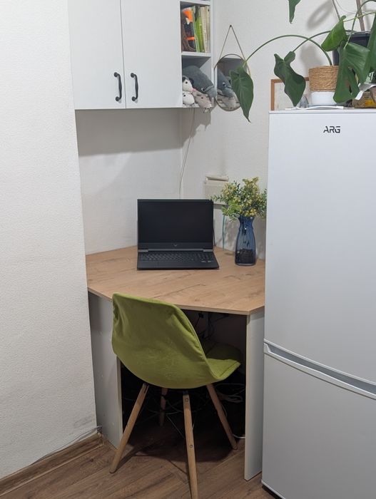 Продам стол с навесным шкафчиком.