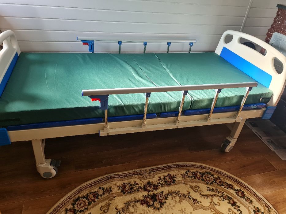 Pat de spital cu spătar rabatabil