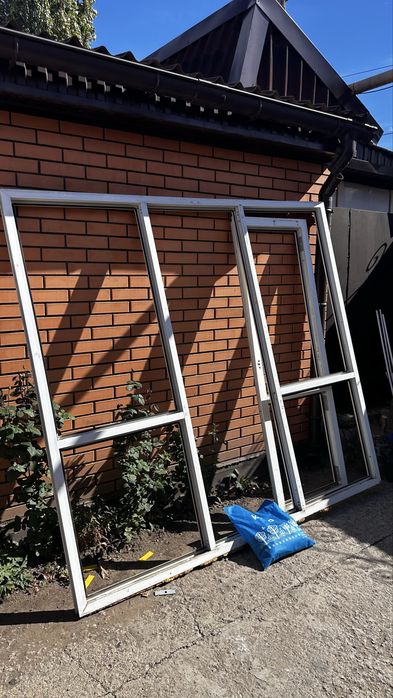 Продам пластиковую дверь с перегородкой