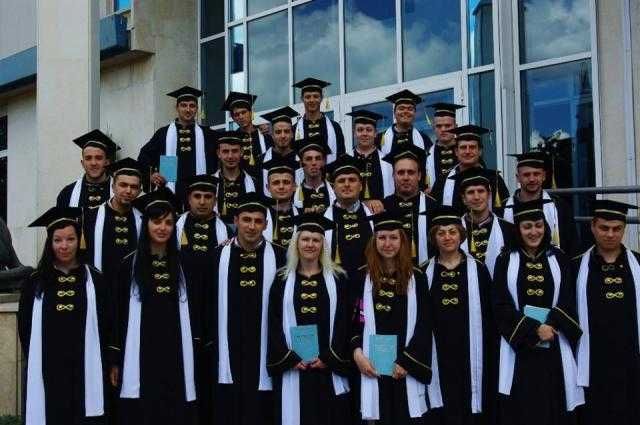 Академични шапки, тоги и шалове за дипломиране Комплект тога и шапка