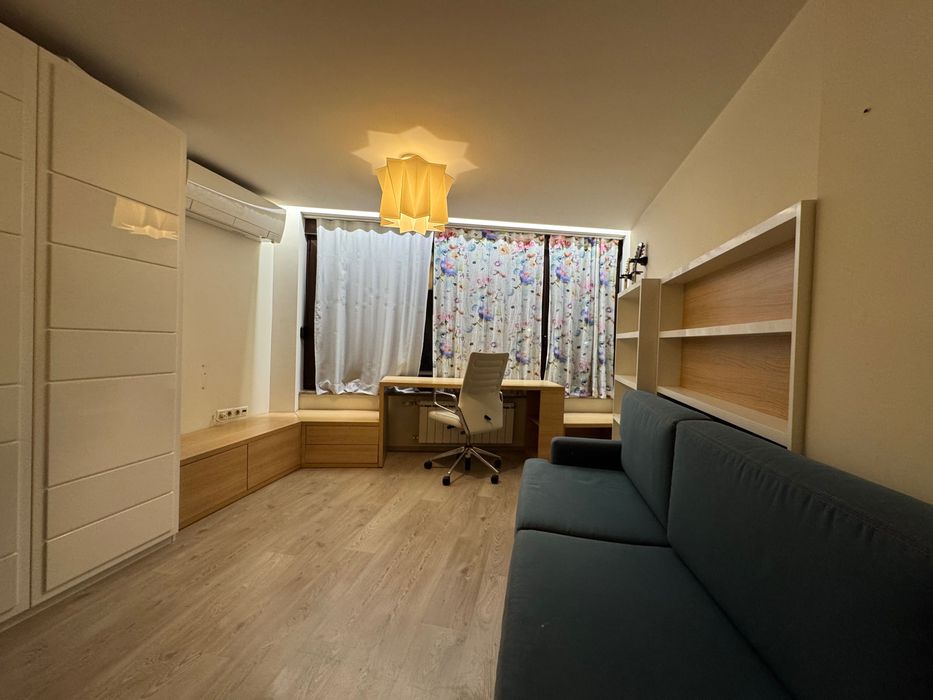 Бюро с прилежащи рафтове