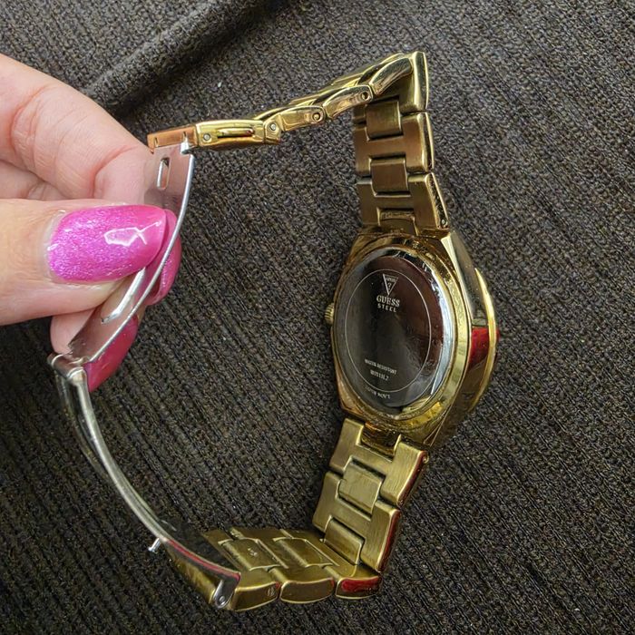 Златест часовник Guess
