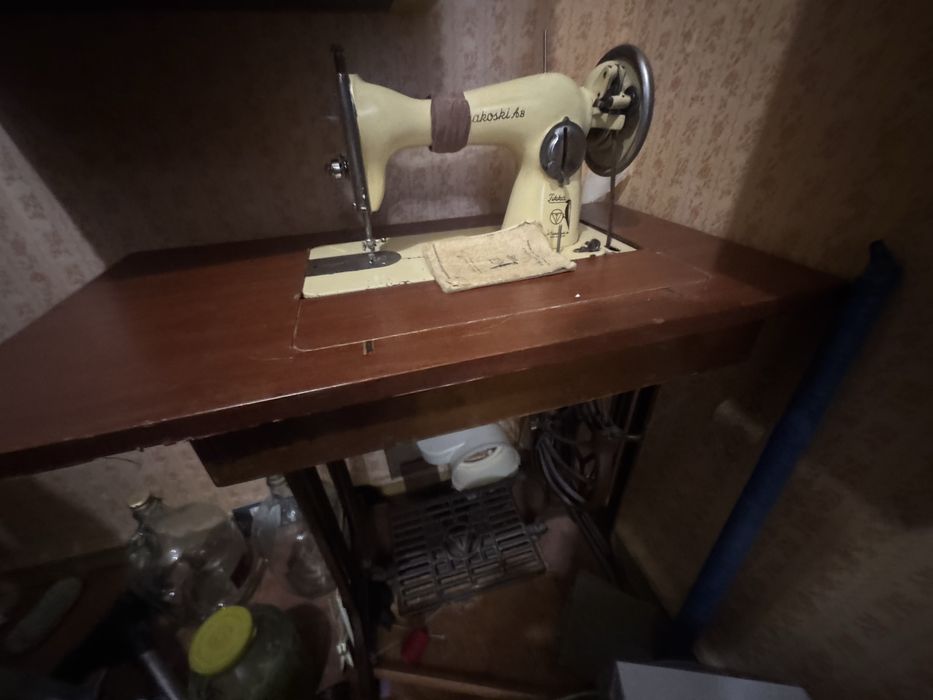 Продам старую швейную машинку Tikka