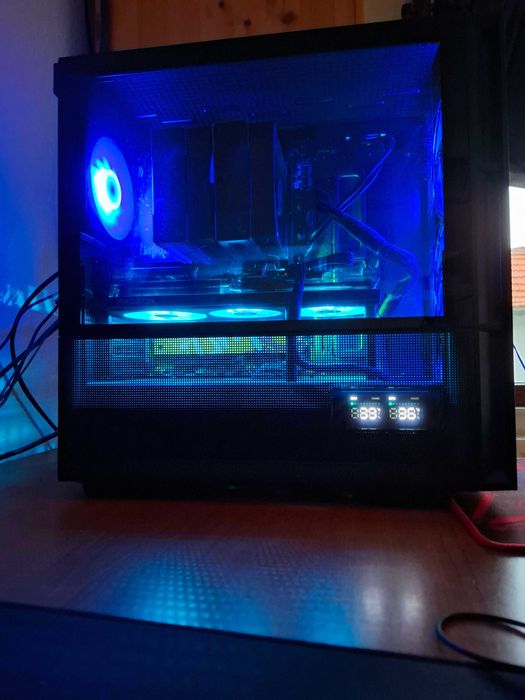 Гейминг компютър – Ryzen 7 7800X3D + RX 7800XT | С гаранция, Перфектен