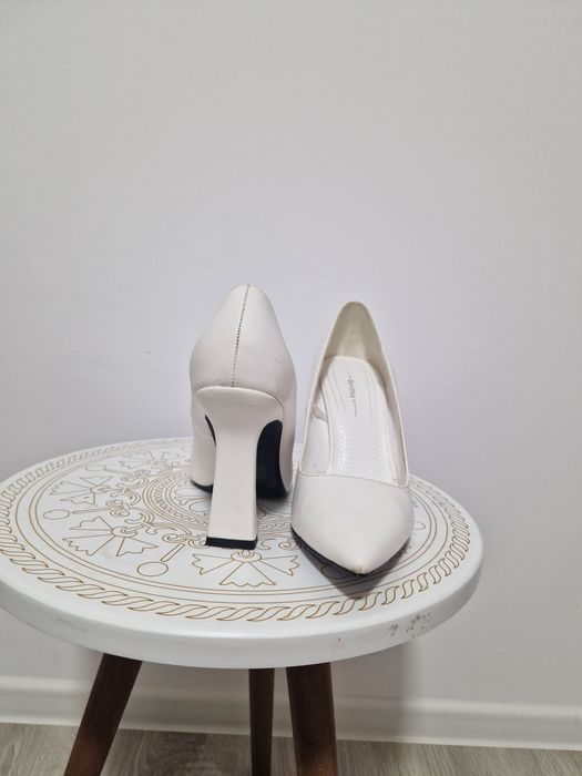 pantofi cu toc albi