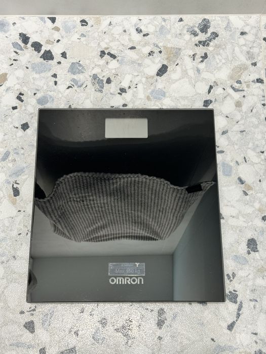 Весы напольные omron