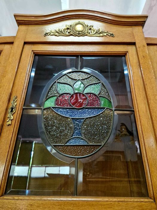 Дъбова витрина с интарзия и цветен витраж, налични два броя