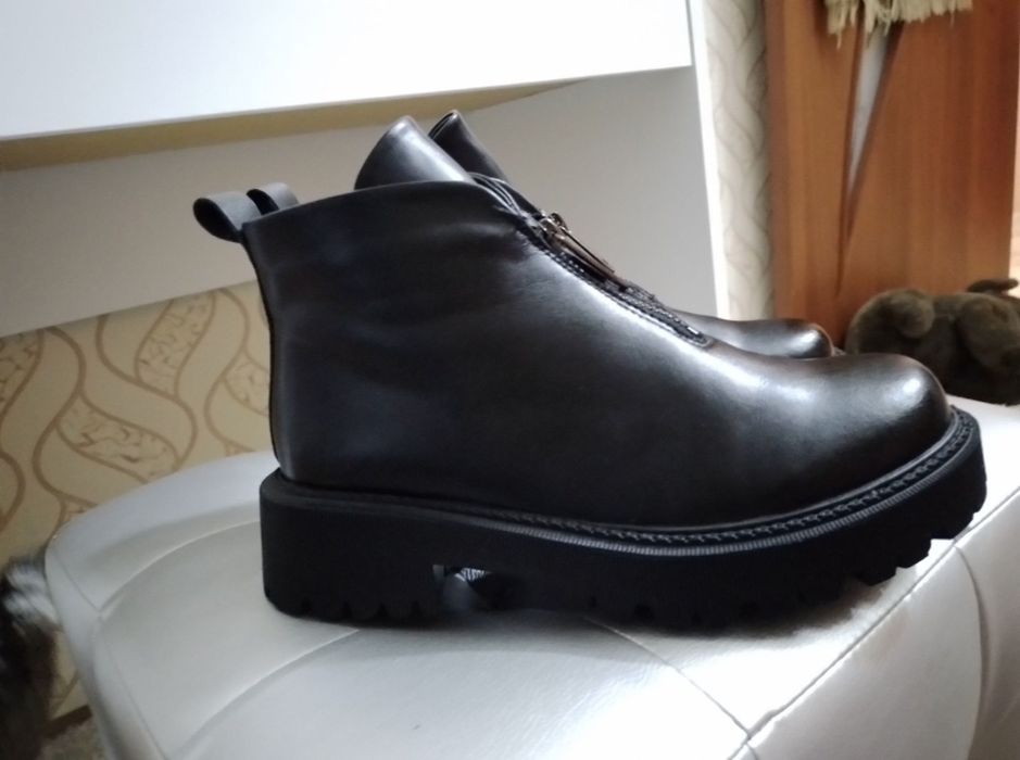Продам женские ботинки