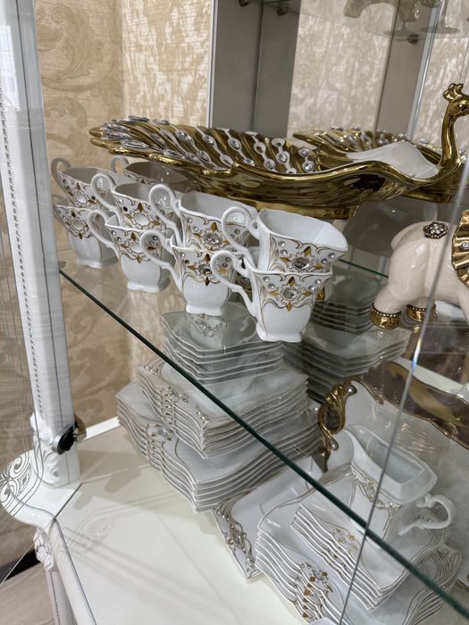 Шкаф витрина вместе с сервизом