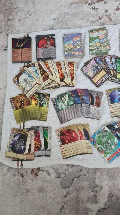 Бакуган играчки и карти